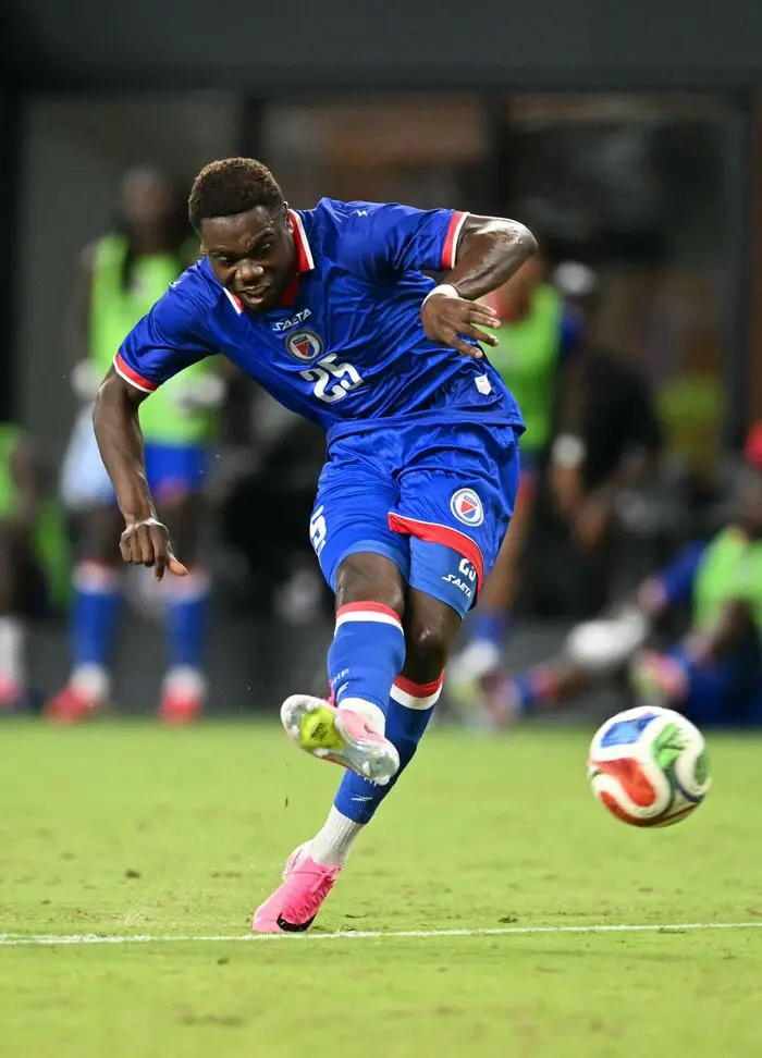 Haiti-Mittelfeldspieler Dominique Simon mit dem alten Trikot