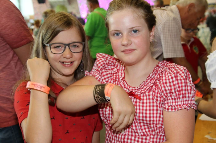 Svenja Stuhlhofer aus Kaibing und Katharina Wurm aus Pischelsdorf waren beide mit der Harmonikaschule Wagner aus Birkfeld angereist, sie zeigen stolz ihre Teilnahme-Armbänder