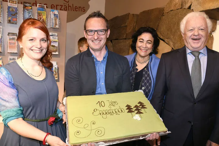 Monika Peitler und Bürgermeister Michael Maier freuten sich über die Geburtstagstorte, geliefert von den Konditoreiprofi-Nachbarn Otti und Sieglinde Meixner-Müller.