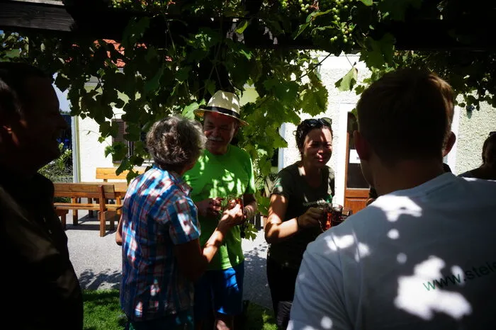 Beim Buschenschank Bernhard bereiteten ihr Steiermark Tourismus-Obmann Erich Neuhold und sein Team einen gebührenden Empfang und begleiteten sie auf den letzten Kilometern.