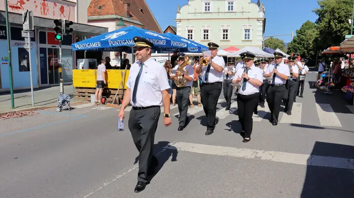 Nach der traditionellen musikalischen Eröffnung durch die Werkskapelle Bauer...