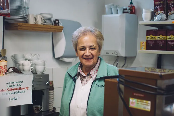 Hildegard Unterguggenberger betreibt den Laden, hier gibt's auch einen Espresso für zwischendurch.