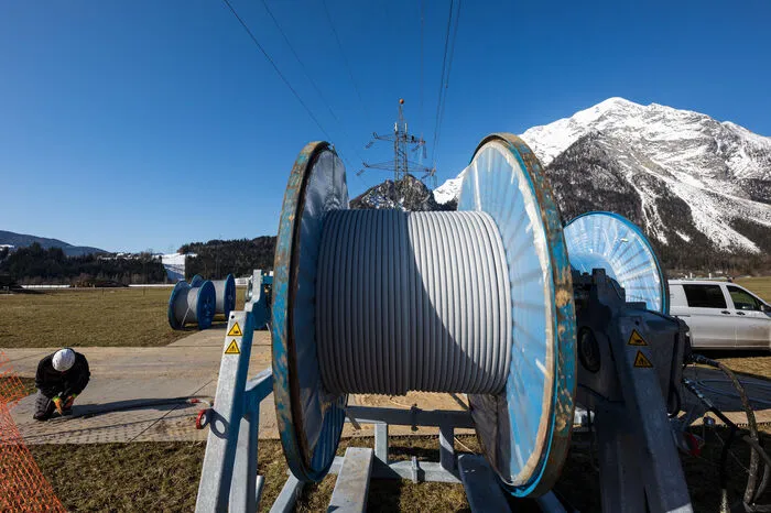 Der Seiltausch betrifft die Leitungsstrecke zwischen Flachau-Reitdorf und dem Umspannwerk Weißenbach bei Liezen.