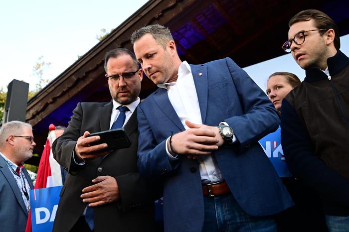 Die beiden Generalsekretäre Christian Hafenecker (l.) und Michael Schnedlitz verfolgen die erste Hochrechnung. 