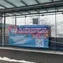 Ein buntes Plakat klebt an einem Schaufenster | Ein großes Plakat kündigt „demnächst“ eine Neueröffnung an