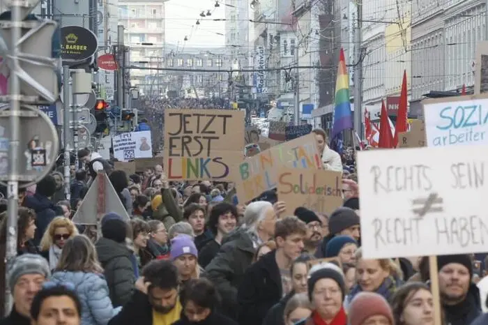 Bei frühlingshaften Temperaturen und Sonnenschein sammelten sich auffallend viele junge Menschen und ein beachtliches Aufgebot an älteren Semestern - alle ausgesprochen diszipliniert.