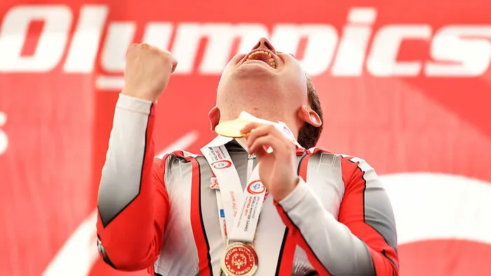 Martin Schmid jubelte ausgelassen über seine Goldmedaille im Schneeschuhlauf über 800 Meter