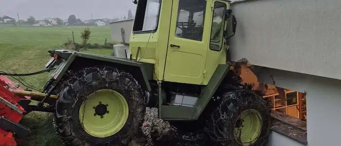 Traktor kracht in Einfamilienhaus