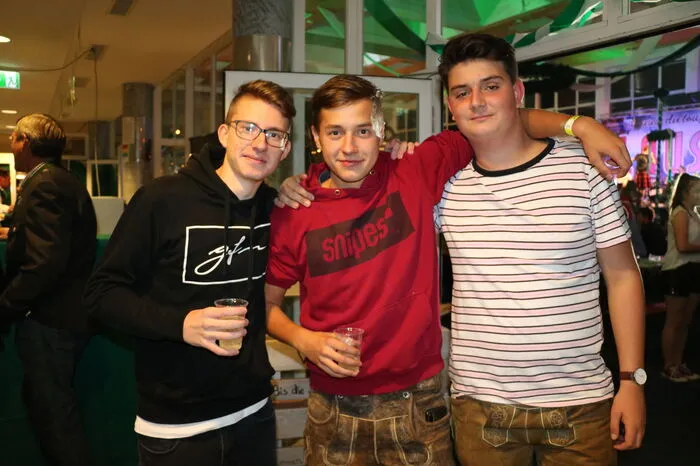 Neben einem festlichen Saal gab es auch eine Disco mit Bargetränken für junge Besucher.