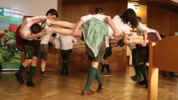 Eröffnet wurde der Abend mit einer akrobatischen Polonaise der Landjugend Krottendorf-Thannhausen-Naas