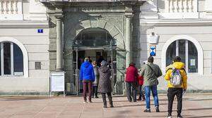 Mit Sicherheitsabstand warten aufs Wählen: Vor dem Rathaus in Klagenfurt
