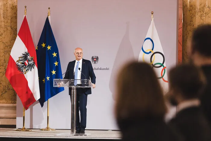 ÖOC-Boss Karl Stoss sprach zu "seiner" Delegation und den Eid: "Wir geloben die Regeln zu respektieren und einzuhalten, im Geiste des Fairplay, der Inklusion und der Gleichberechtigung."