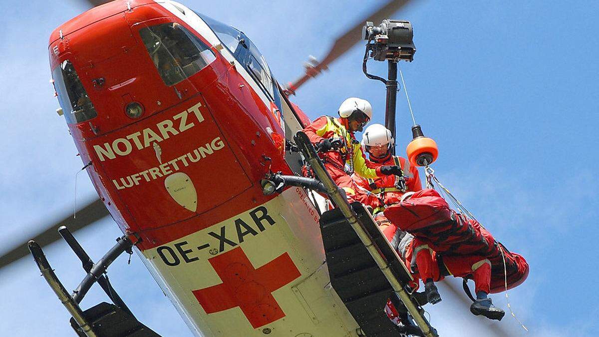Mit dem Rettungshubschrauber RK 1 wurde der Schwerverletzte in das Unfallkrankenhaus Klagenfurt geflogen