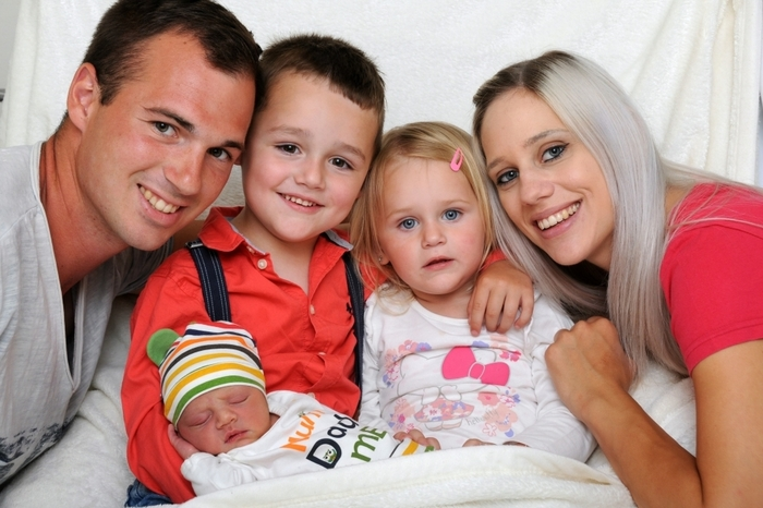 Hannah heißt der Familienzuwachs von Lisa und BernhardHiden, die kleine Lady kamam 31. Mai mit 3110 Grammund 50 Zentimetern auf die Welt. Sie wurde von ihren beidenGeschwistern Nico und Emily bereits sehnlichst erwartet.