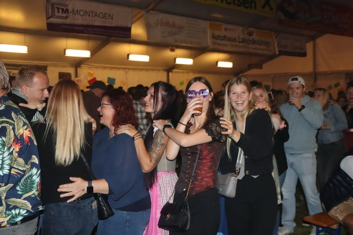 Eine Polonaise durfte zur späteren Stunde auch nicht fehlen.