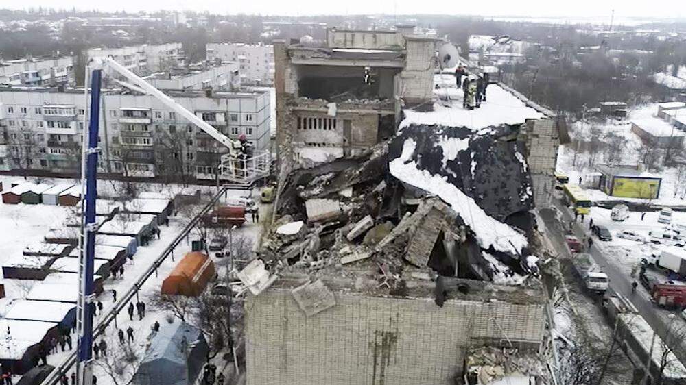 Das Unglück in der Stadt etwa 900 Kilometer südlich von Moskau wurde am Montag nach ersten Ermittlungen durch ein Gasleck ausgelöst