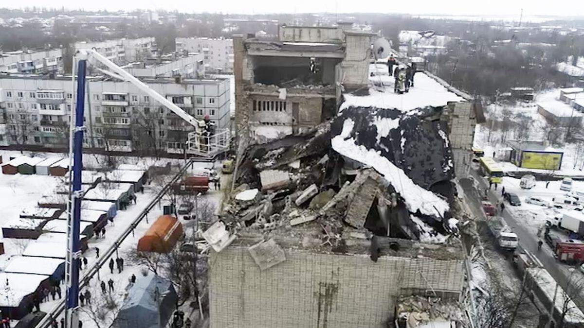 Das Unglück in der Stadt etwa 900 Kilometer südlich von Moskau wurde am Montag nach ersten Ermittlungen durch ein Gasleck ausgelöst