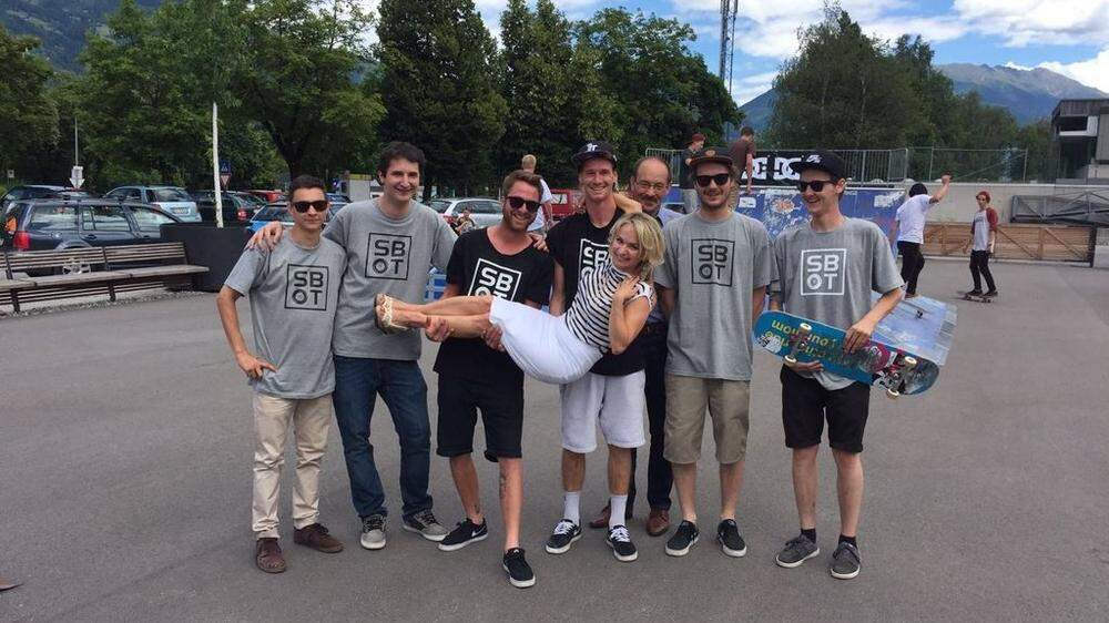Mitglieder des neu gegründeten Skateboarding-Vereins trugen Bürgermeisterin Elisabeth Blanik auf Händen