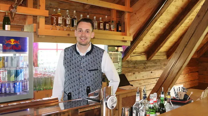 Dominik Mauerhofer arbeitet seit zwei Jahren in der Latschenhütte auf der Teichalm - hier steht hinter der Bar im ersten Stock.