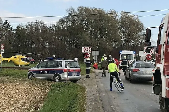 Ein Radfahrer aus dem Bezirk Hartberg-Fürstenfeld stieß bei einem Bahnübergang in Hopfau mit einem Zug zusammen. Dabei wurde er schwer verletzt.