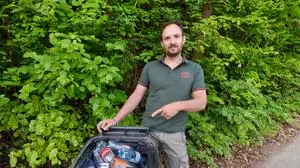 Schlager möchte aufzeigen, wie viel Geld in den Müll geworfen wird.