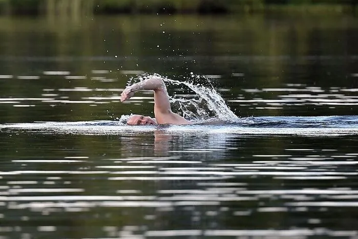 Während Trump in einem Luxusresort in New Jersey Abschläge übt, gibt sich Putin topfit als Schwimmer.