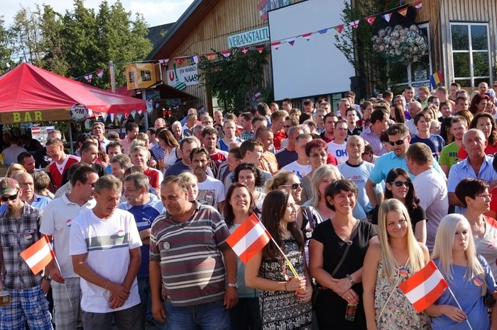 Ganz im Zeichen der Fuball EM war auch die Bekleidung. Mit Fußballdressen der verschiedenen Nationen.