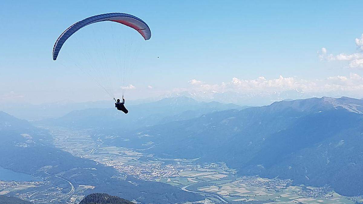 Mit einem Paragleiter stürzte der Schweizer ab (Symbolfoto)