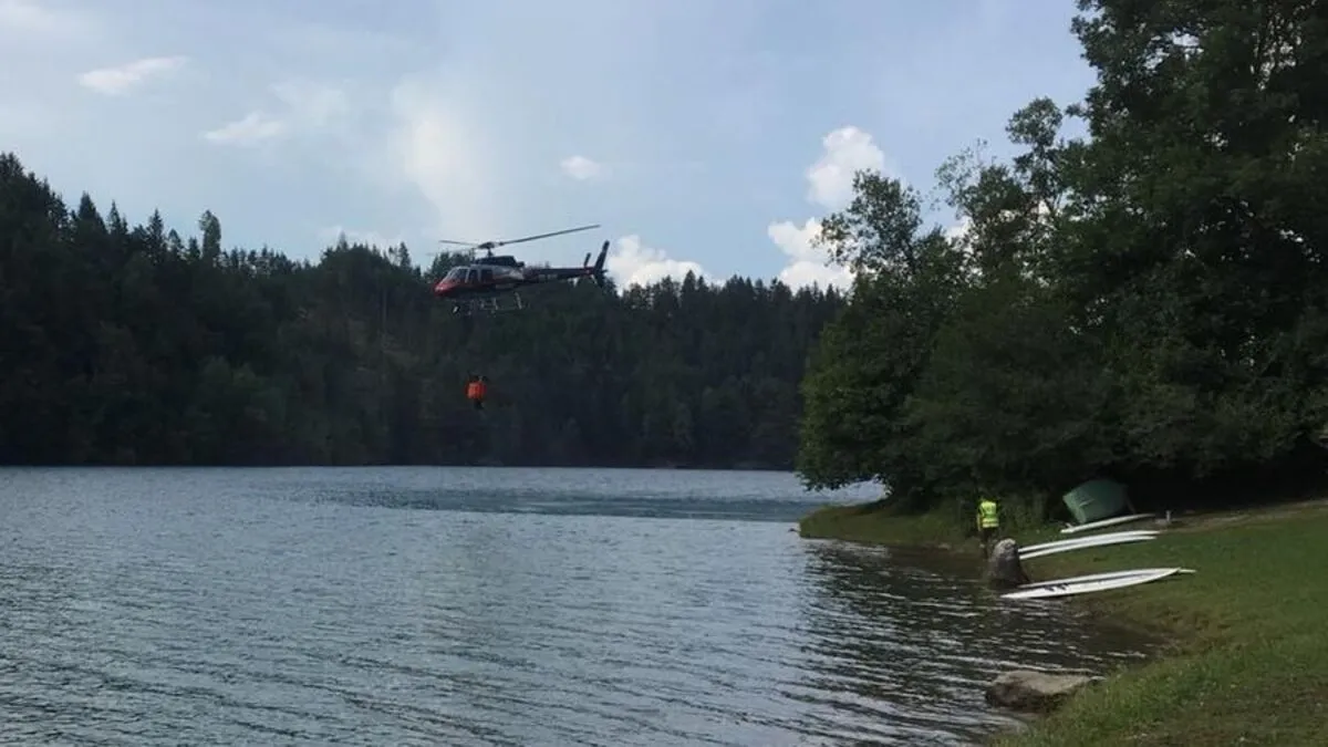 Der Polizeihubschrauber holt Wasser aus dem Freibacher Stausee