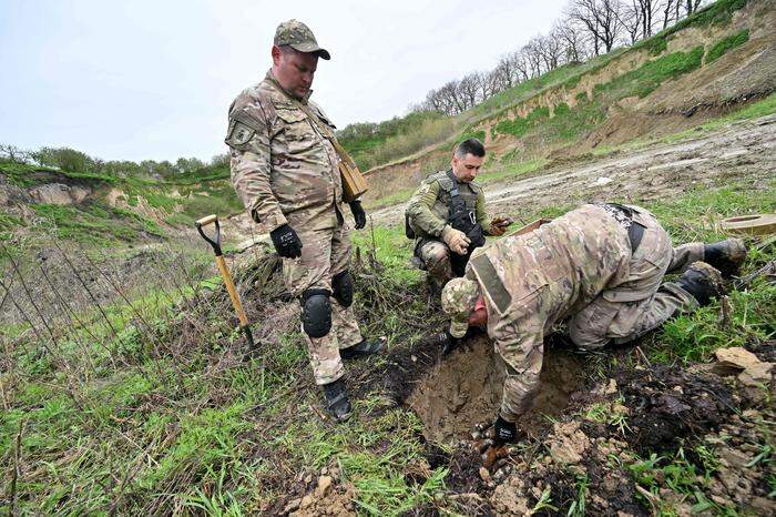 Ukrainische Soldaten bei der Minen-Suche