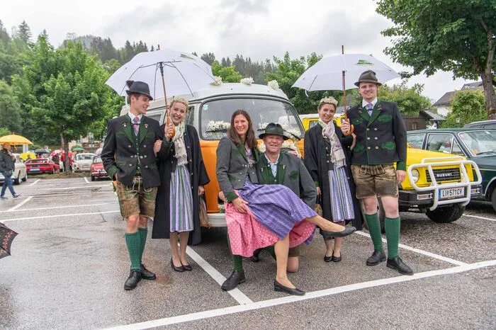 Auch ein Hoheitenbesuch durfte da nicht fehlen - Prinzessin Katharina und Hoheit Lisa trafen mit ihren Begleitern Markus und Moritz auf Koen und Lydia Raaijmann, die ihren VW-Bus mit Narzissen geschmückt hatten. Für die Bad Ausseer ist die Ausfahrt zum Oldtimertreffen anlässlich des Narzissenfests die Einstandsfahrt in den Frühling