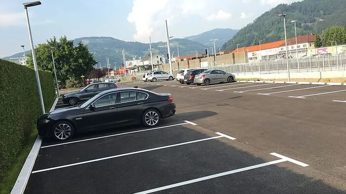 Dauerparker, aufgepasst: Der Gerhart-Ellert-Parkplatz in AMS-Nähe war monatelang gesperrt, nun stehen 32 Parkplätze zur Verfügung