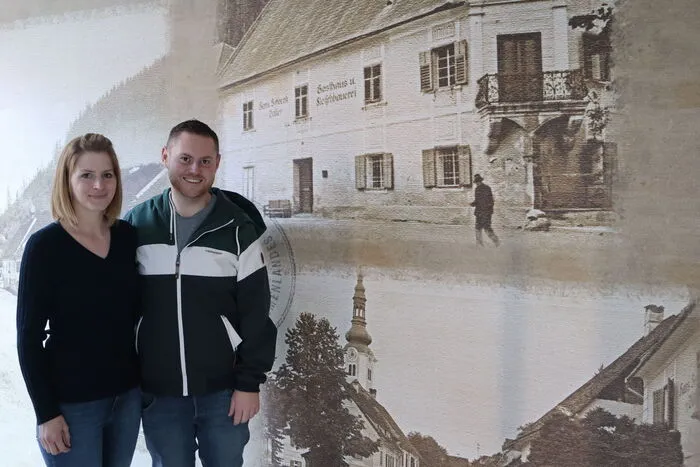 Die Wände entlang des Gangs vom Wirtshaus zum Restaurant veranlassen in Erinnerungen zu schwelgen. Stephanie und Philipp Harrer vor einem Bild, wie "Der Schrenk" früher aussah.