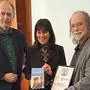  Martha Schultz erhält den Ski-Guide-Austria-Award 2023 von Herausgeber und Autor Günter Fritz (links) und Autor Fred Fettner 