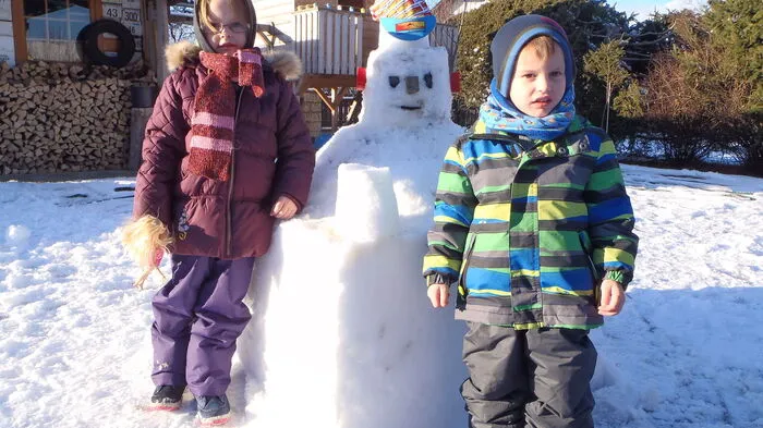 Sepp Hödl aus Feldbach hat mit seinen zwei Enkerln diesen Schneemann gebaut.