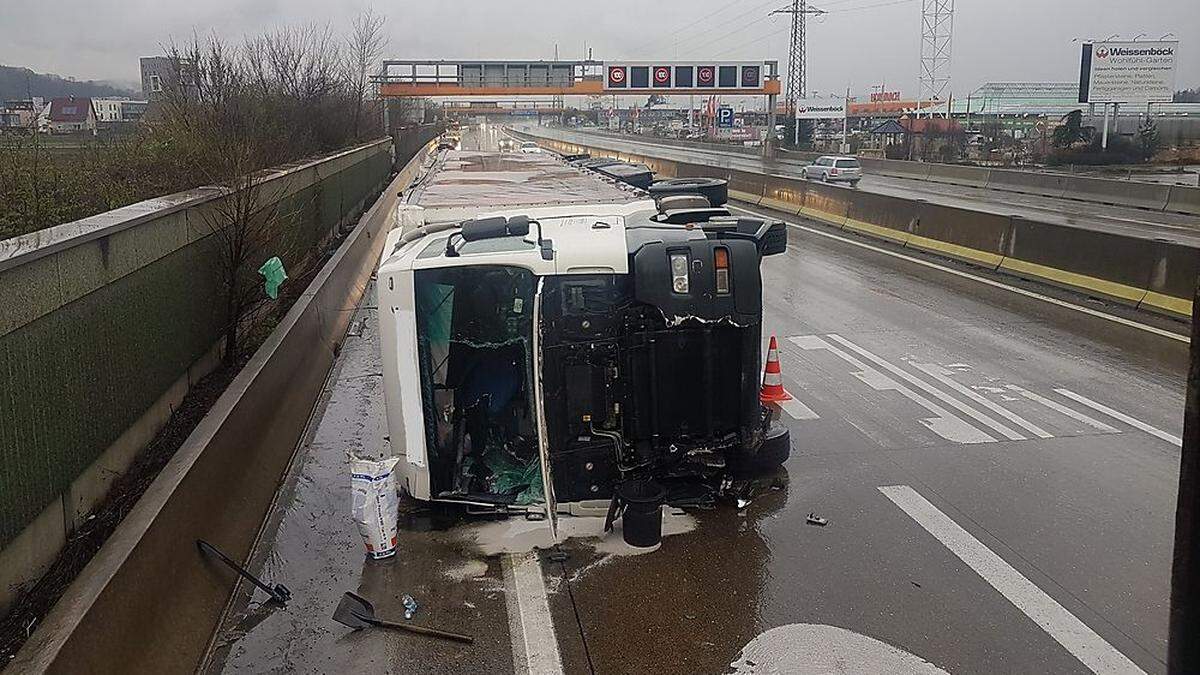 Der Lkw wurde zur Seite gezogen, er wird in der Nacht auf Freitag - bei gesperrter Autobahn - aufgestellt.