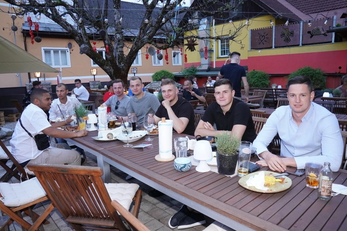 Knapp vor dem Anstoß - mit dem Abendessen punktgenau fertig. 