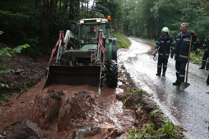 Großartig die Hilfsbereitschaft. Wiederum waren sofort Landwirte mit ihren Traktoren zur Stelle um Wege frei zu machen und die Feuerwehren zu unterstützen. 