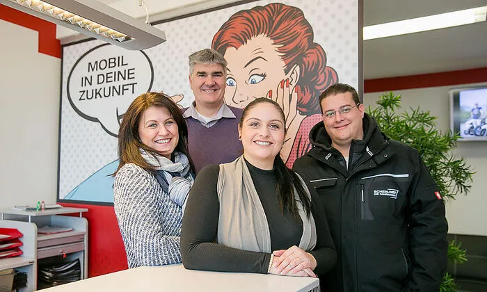 Helmut Rünstler mit seinem Team der "Scheinwelt"