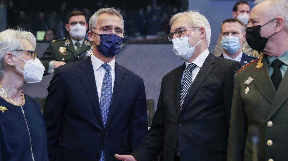 NATO-Generalsekretär Stoltenberg (links) 