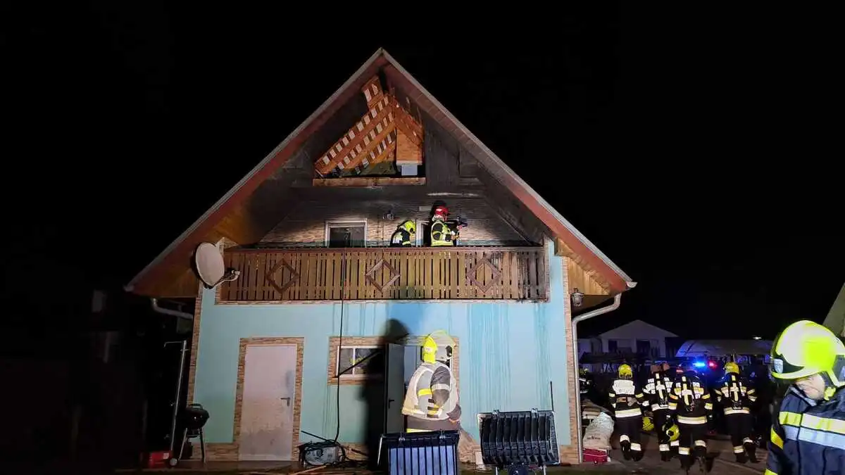 Teile des Geländers und der Dachverkleidung fingen Feuer