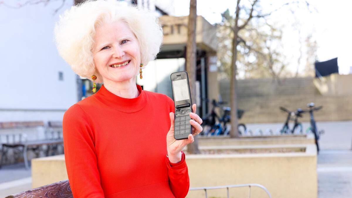 Astrid Kokoschinegg benutzt ein altes Nokia, das Display eines Smartphones wäre ihr zu klein