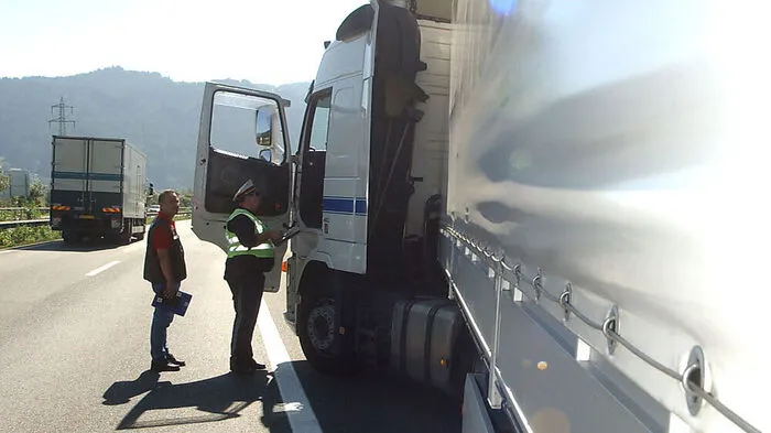 Die Autobahnpolizei Gleinalm zog beim Knoten St. Michael einen Lkw mit schweren technischen Mängeln aus dem Verkehr (Sujetfoto)