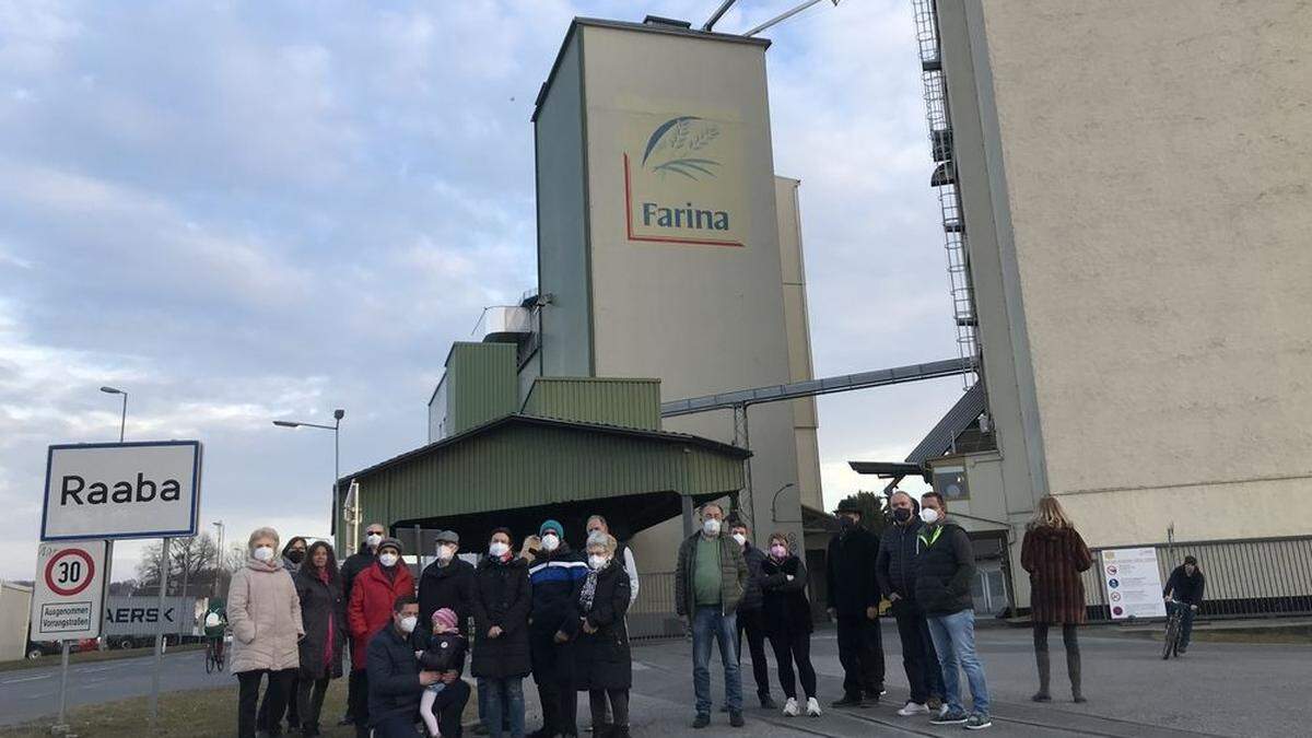 Einige der Anrainerinnen und Anrainer vor der Farina-Mühle in Raaba