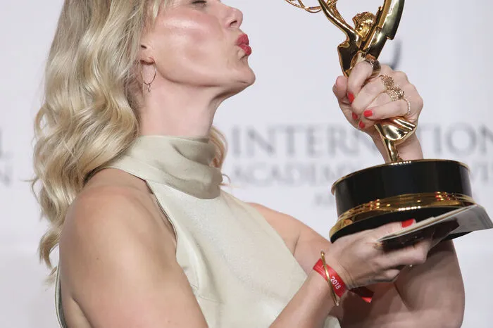 Anna Schudt hat für ihre Rolle als Komikerin Gaby Köster den International Emmy Award als beste Hauptdarstellerin gewonnen. Köster hatte 2008 einen Schlaganfall erlitten.