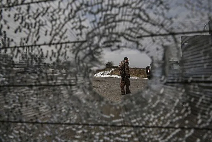 Ein ukrainischer Soldat auf seinem Posten bei einem Checkpoint im Dorf Velyka Dymerka, östlich von Kiew. 