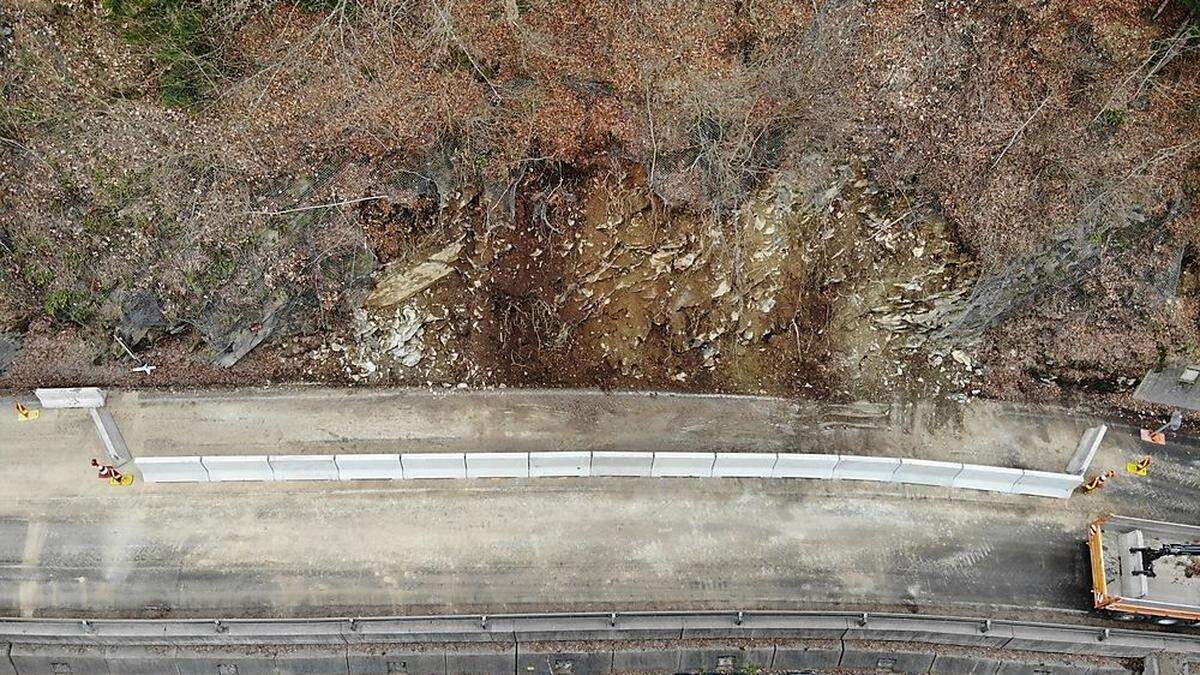 Die Straße ist nach der Absicherung mittels Betonleitwand wieder einspurig befahrbar