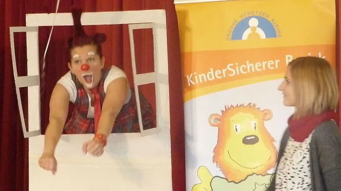Kindersicherheits-Pilotprojekt im Heilpädagogischen Kindergarten Gabersdorf mit Clownin Popolina