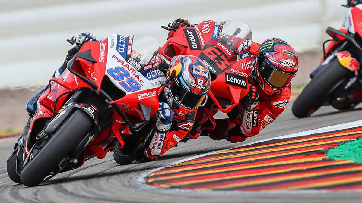 Der Spanier Jorge Martin (89) vom Team Pramac Racing wird verfolgt vom Italiener Francesco Bagnaia (63) vom Ducati Lenov