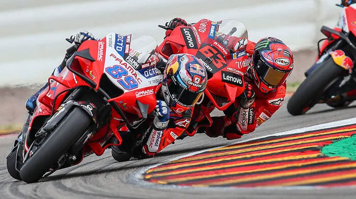 Der Spanier Jorge Martin (89) vom Team Pramac Racing wird verfolgt vom Italiener Francesco Bagnaia (63) vom Ducati Lenov